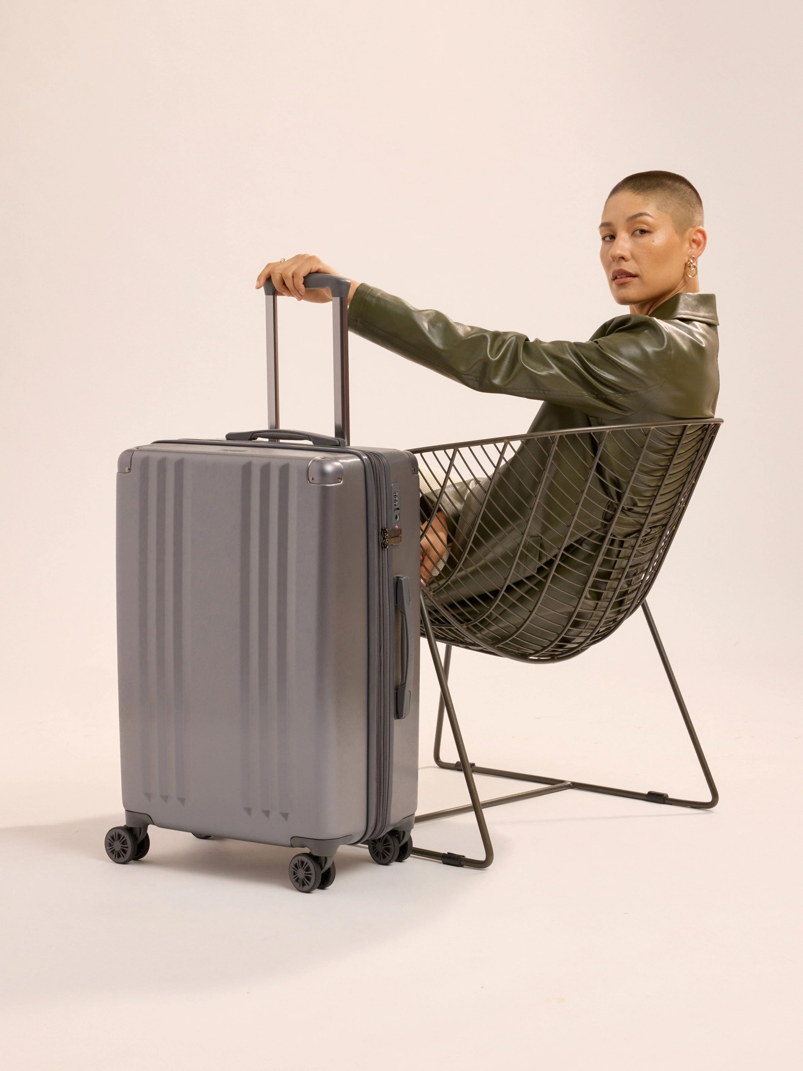 Ambeur Medium Luggage - Image 31