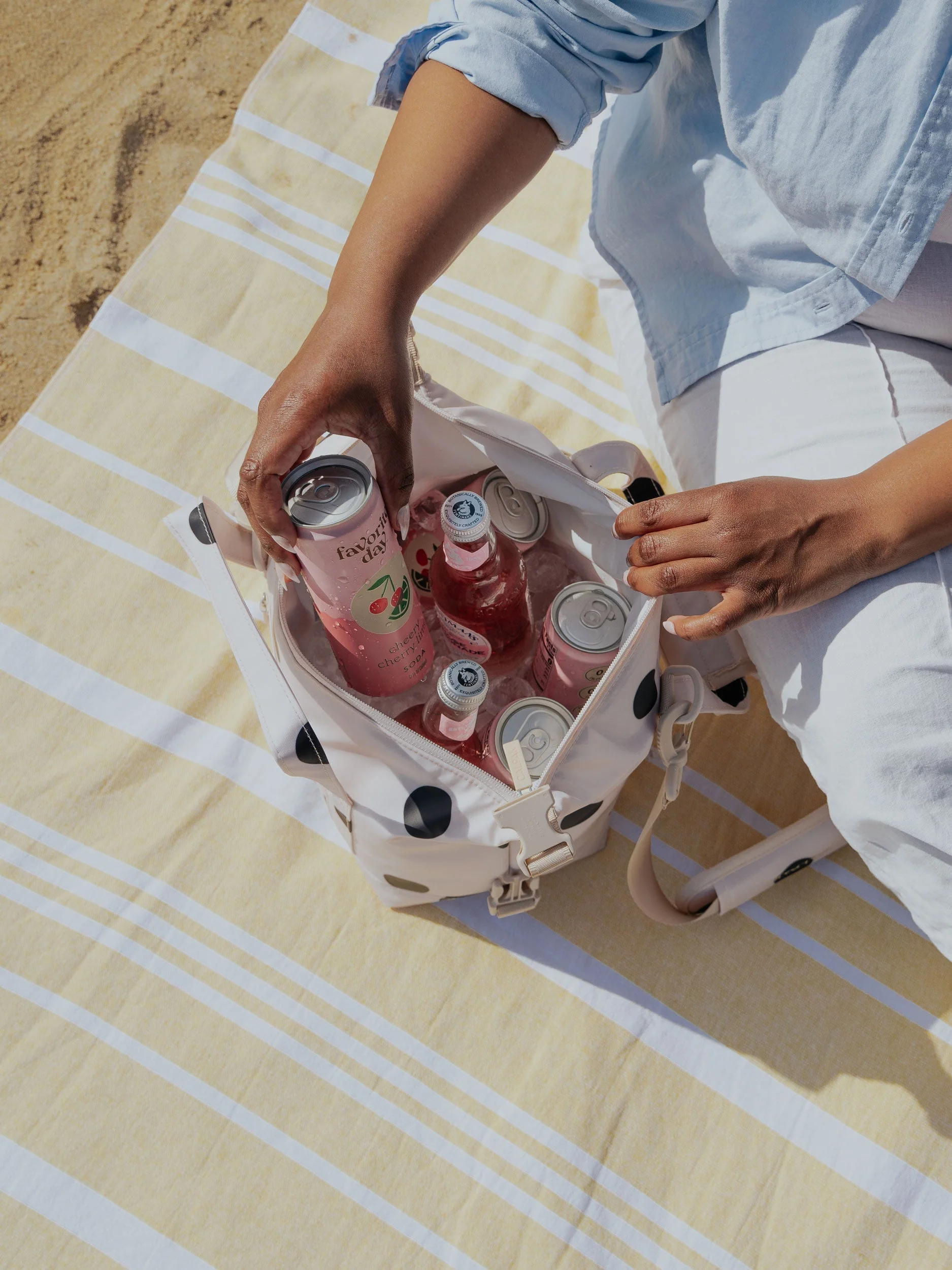 Insulated 8L Soft-Sided Cooler - Image 32