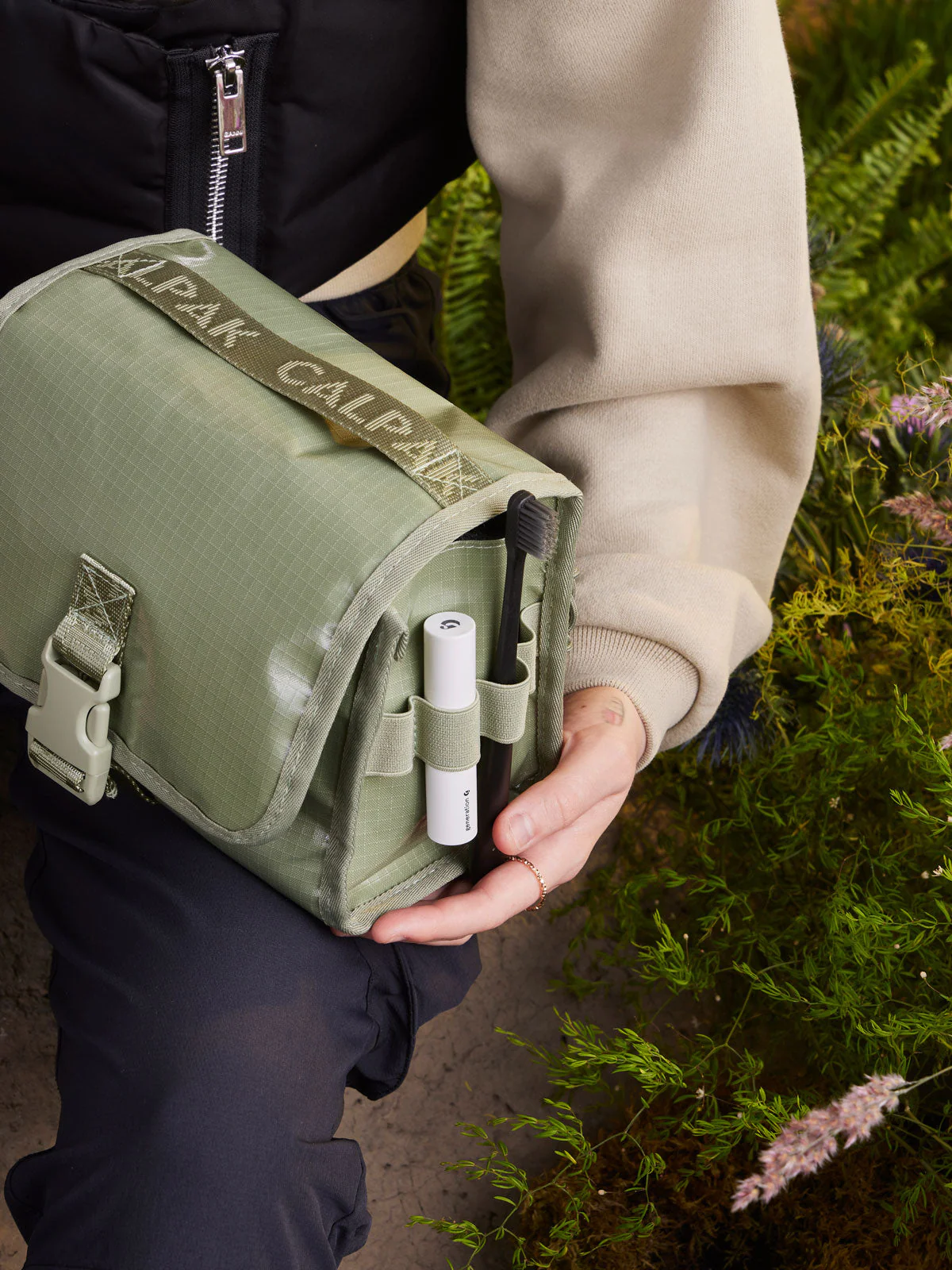 Terra Hanging Toiletry Bag - Image 14